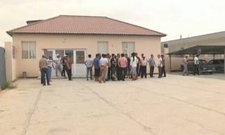 Руководство завода в Актау скрывается от работников
