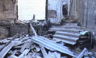 Супруги с тремя детьми из села Павлодарское остались без дома из-за пожара