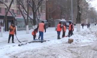 Павлодарские коммунальщики начали убирать лед с широких тротуаров