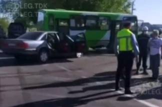 Школьный автобус столкнулся с двумя легковыми автомобилями