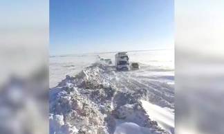 Более 50 автомобилей застряли на трассе в Павлодарской области