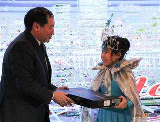 В Павлодаре к новому году аким города подарил одаренным детям ноутбуки