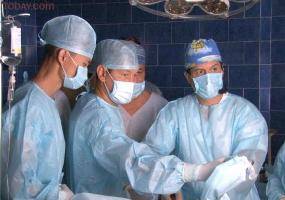 Удалять опухоль с минимальными разрезами павлодарских врачей обучит доктор из Москвы
