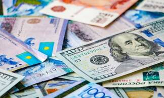 «Нет доллара»: казахстанцы хранят свои сбережения в тенге