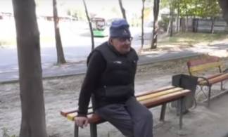 Пенсионер из-за жадности детей живет на скамейке в Алматы