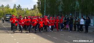 Павлодарские школьники в честь 9 мая побежали в Омск