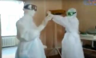 Танцующих в пустой больнице медиков сняли на видео