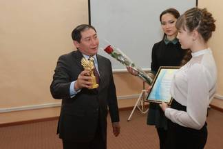 В Павлодаре наградили школьников за лучшие сочинения про президента