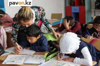 В Павлодаре родители школьницы потребовали, чтобы дочь ходила на уроки в платке