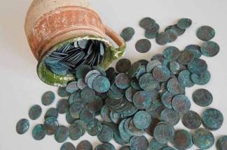 Житель Тараза нашёл древний кувшин, битком набитый серебряными монетами