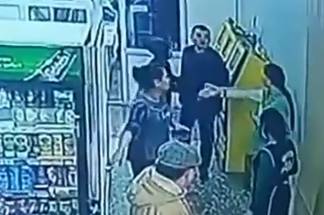 Агрессивный мужчина облил пивом продавца в Алматы (ВИДЕО)
