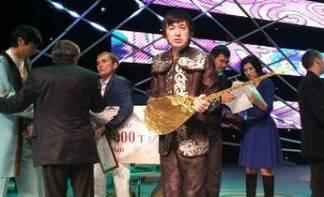 Акын из Павлодара стал обладателем золотой домбры и 3 млн тенге
