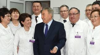 Назарбаев пошутил над павлодарскими врачами