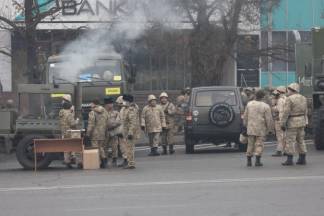 Армия и бронетранспортеры: что происходит на месте митингов в Алматы (ФОТО)