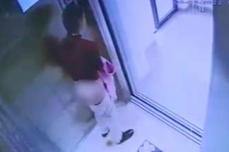 Астанчанка справила нужду в лифте многоэтажки: ее поймали и наказали