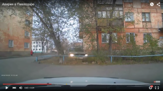Автомобиль залетел в палисадник дома в Павлодаре