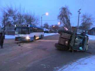 Автобус опрокинул трактор в Павлодаре
