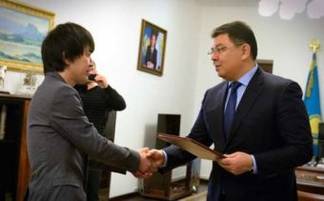 Глава Павлодарской области встретился с победителем айтыса «Алтын домбыра»