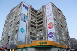 Жители Павлодара возмущены размещением баннеров на жилых домах