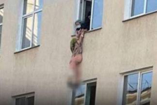 Беременная женщина пыталась выброситься из окна роддома