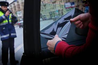 Блогер заставил водителя чиновника снять тонировку с авто в Туркестане (ВИДЕО)