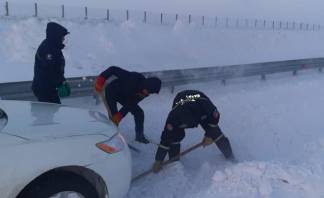 Более 25 автомобилей извлекли из снежных заносов павлодарские спасатели