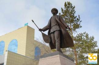 Памятник Естаю Беркимбаеву открыли в Павлодаре