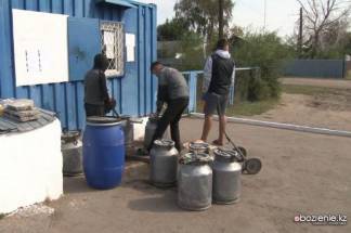 Набирать воду из Иртыша и топить снег зимой приходится жителям села Енбек