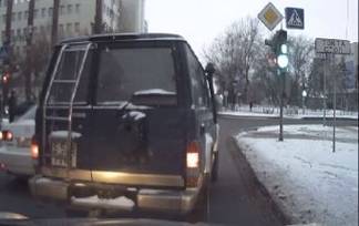Джип, останавливающийся на зелёный сигнал светофора, сняли на видео в Павлодаре