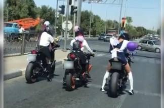 Девушки в школьной форме прокатились по Шымкенту на мотоцикле