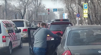 Видео драки водителей на дороге в Алматы появилось в Сети