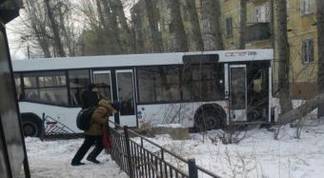 Маршрутный автобус врезался в дерево в Астане