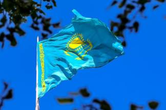 Флаг Казахстана использовали в качестве мешка для мусора. Что случилось?
