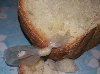 Презерватив в хлебе нашли казахстанские пенсионеры