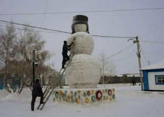 Гигантского снеговика слепили в Карагандинской области