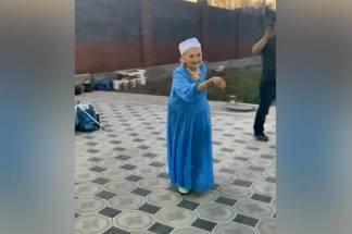 Грациозный танец лебедя в исполнении бабушки восхитил соцсети