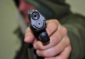 В Темиртау двое мужчин с игрушечным пистолетом ограбили восемь магазинов