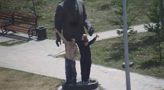 Пьяные хулиганы залезли на памятник Касыму Аманжолову в Караганде
