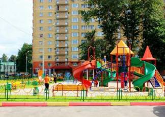 Игры у дороги: в Павлодаре жители многоэтажки требуют перенести детскую площадку