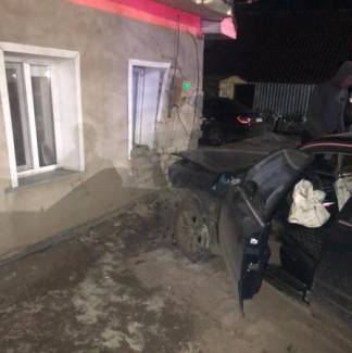 Иномарка врезалась в дом: кирпичи упали на спящего ребёнка в Павлодаре