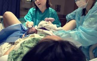 «Я слышала, как задыхалась моя дочь!» Казахстанка обвинила врачей в смерти дочери при родах