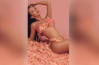 Казахстанская Барби устроила эротическую фотосессию без нижнего белья