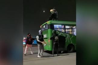 Хулиганы, устроившие на крыше автобуса в Алматы фейерверк, задержаны