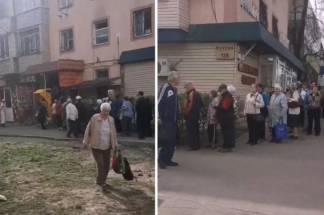 Километровая очередь выстроилась за бесплатным хлебом в Алматы