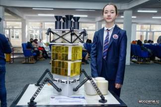 Космический аппарат, уничтожитель гнуса и стул из масок: школьники презентовали свои разработки