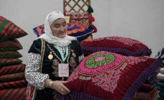 Краски из ягод и шишек: как создавали казахские национальные орнаменты