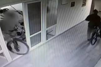 Кража велосипедов в Нур-Султане попала на видео