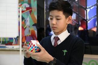 Восьмиклассник из Павлодара собирает кубик Рубика за 8 секунд