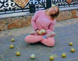 Виртуозная девушка жонглер Анастасия Кулик стала настоящим трендом в социальных сетях Павлодара