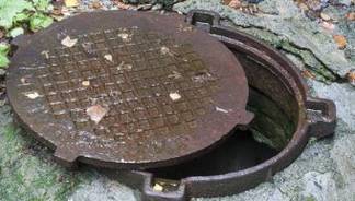 12 канализационных люков украл 21-летний парень в Павлодаре